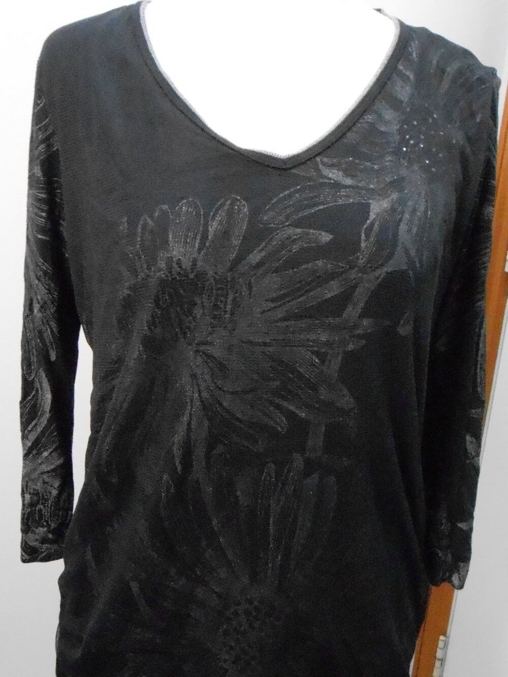 Vanilla Sugar Women's Black & Gray Floral 3/4 Sleeve V Neck Pullover Top Size-Lg